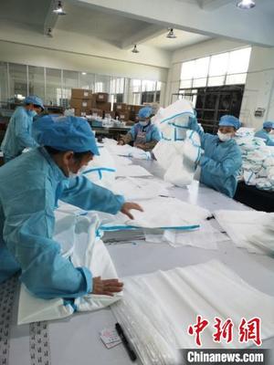 龍巖企業(yè)轉產隔離服:從“0”到日產“6000”的蛻變